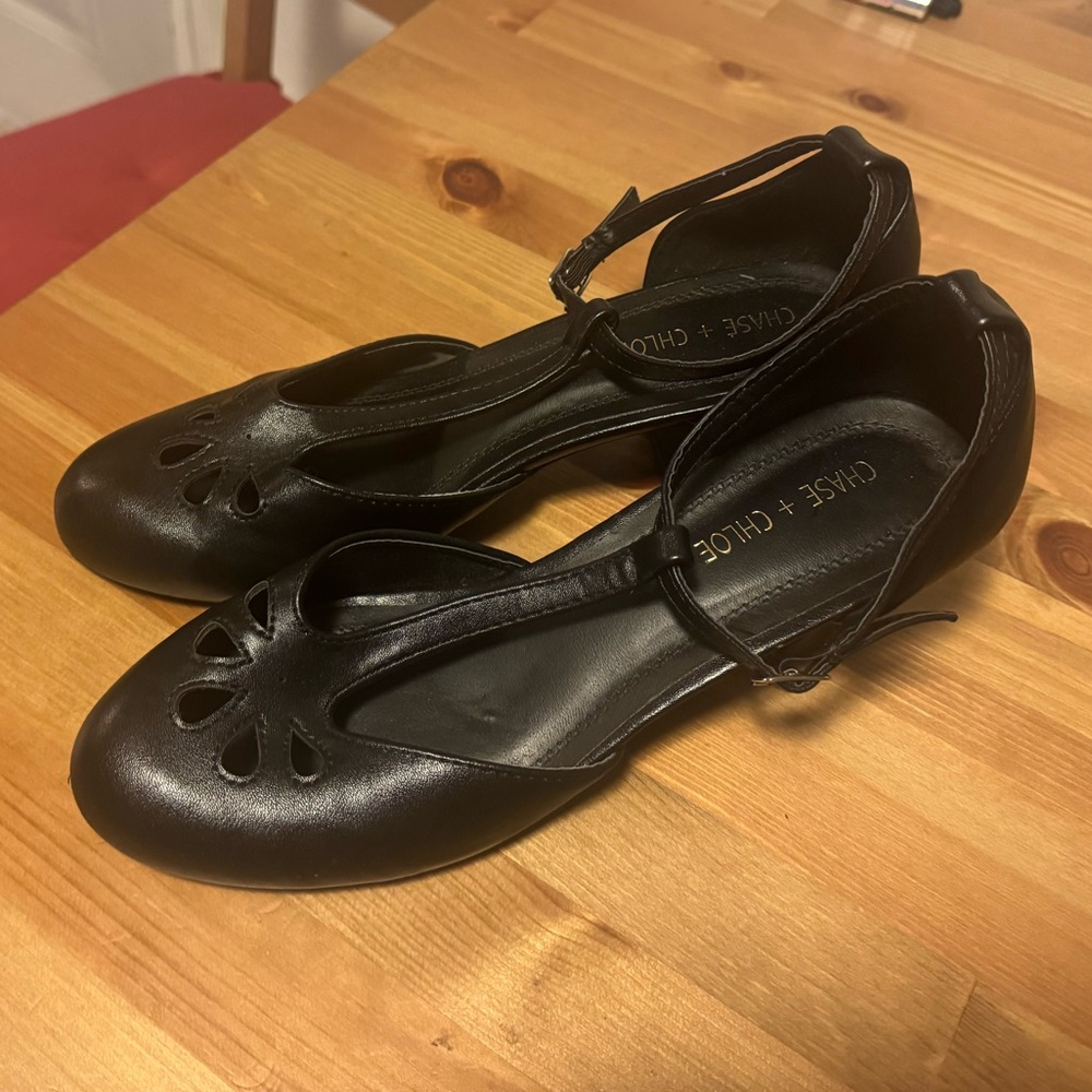 Chase & Chloe Black T strap heels